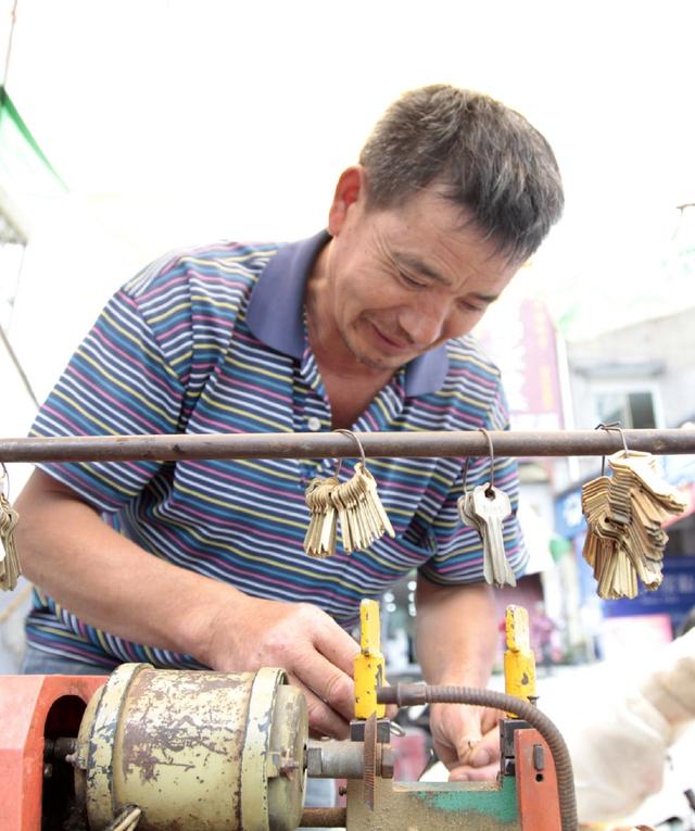 行将消失的民间匠人老手艺,剃头配钥匙补鞋子修雨伞